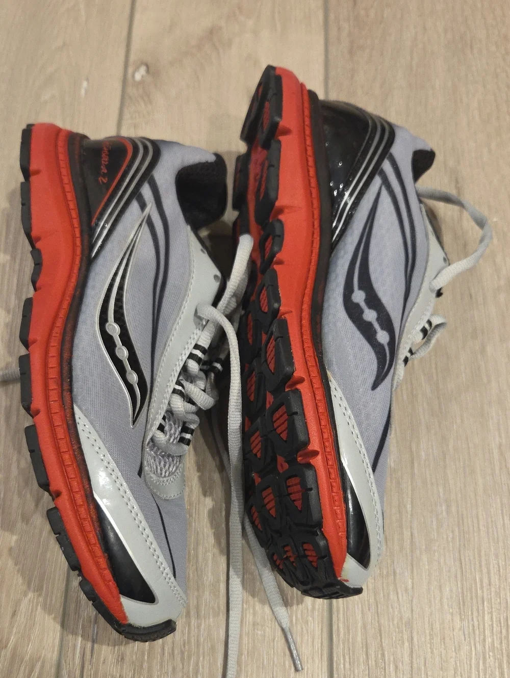 Saucony Kinvara 2 Running White Black Red Youth Boys Size 5